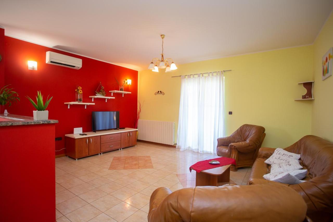 Holiday Home Labud Zminj Bagian luar foto