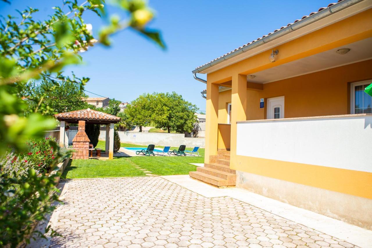 Holiday Home Labud Zminj Bagian luar foto