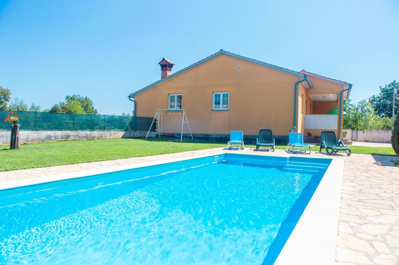 Holiday Home Labud Zminj Bagian luar foto