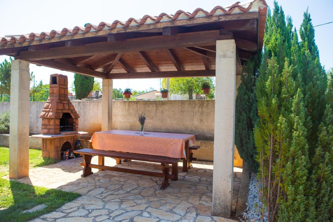 Holiday Home Labud Zminj Bagian luar foto