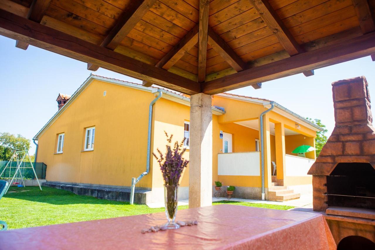 Holiday Home Labud Zminj Bagian luar foto