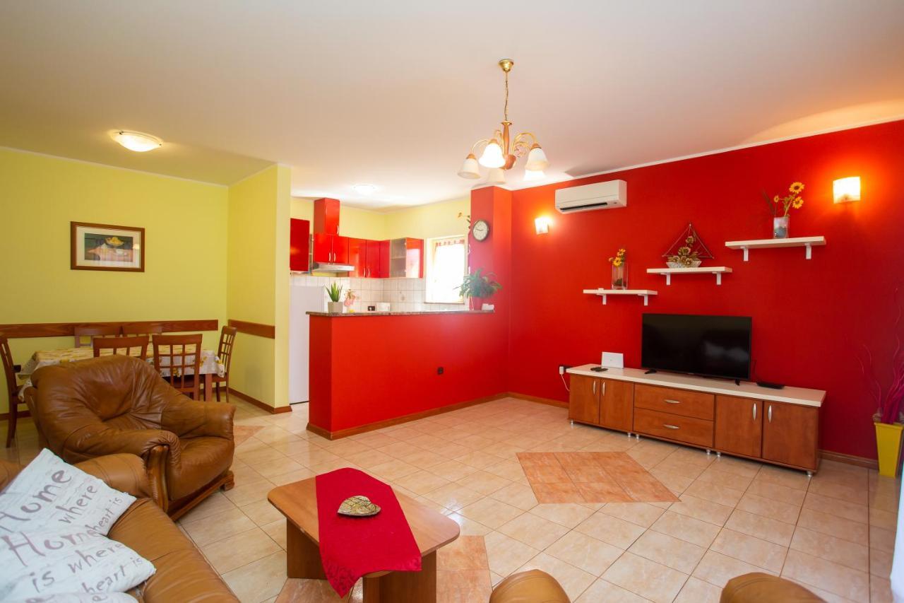 Holiday Home Labud Zminj Bagian luar foto